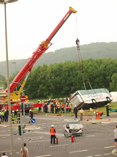 Schwerer Unfall mit Reisebus Lohmar Donrather Dreieck P469.JPG